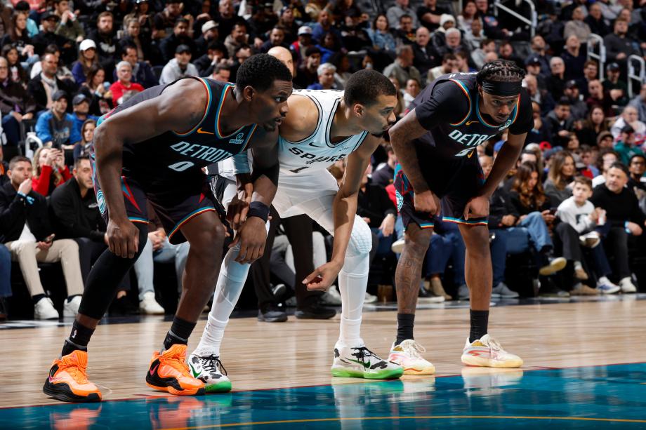 开云在线-文班亚马21+17杜伦25+14 马刺击败活塞9连胜