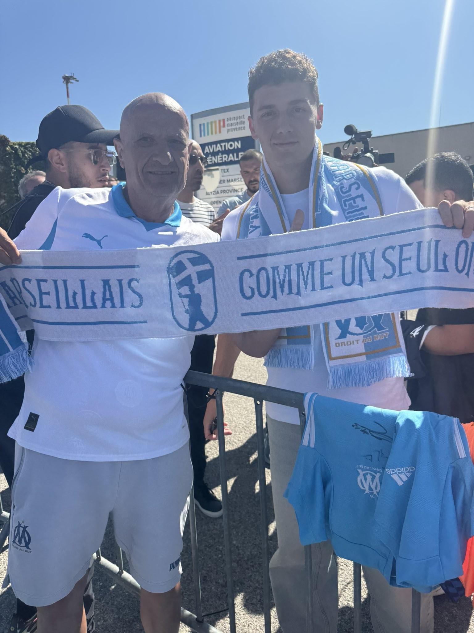 开云APP-法媒：帕瓦尔周三上午抵达马赛，并与本地球迷合影