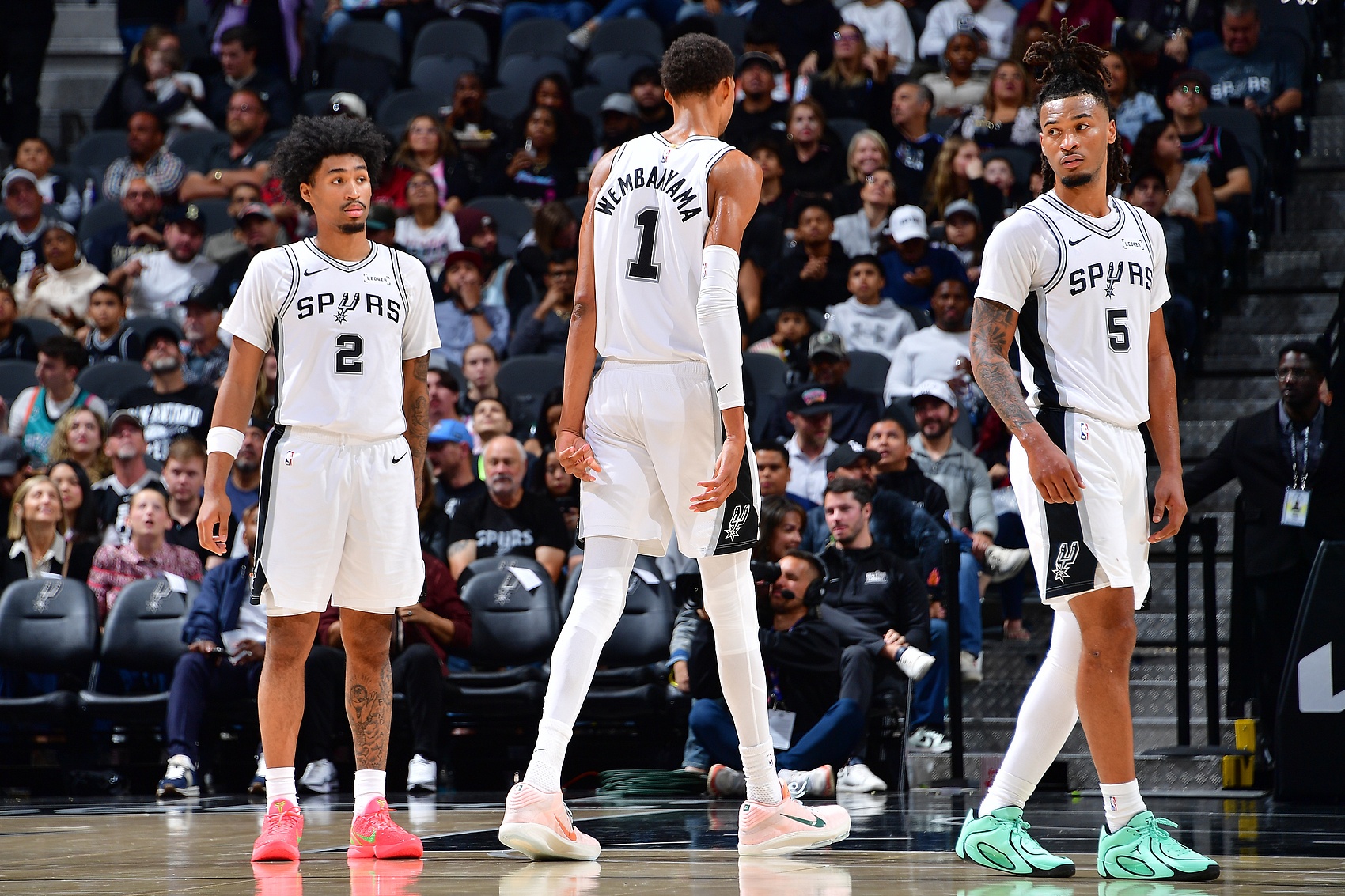 开云下载-张佳玮谈马刺赢球特征：文班统治防守端 卡斯尔推转换 哈珀砍分