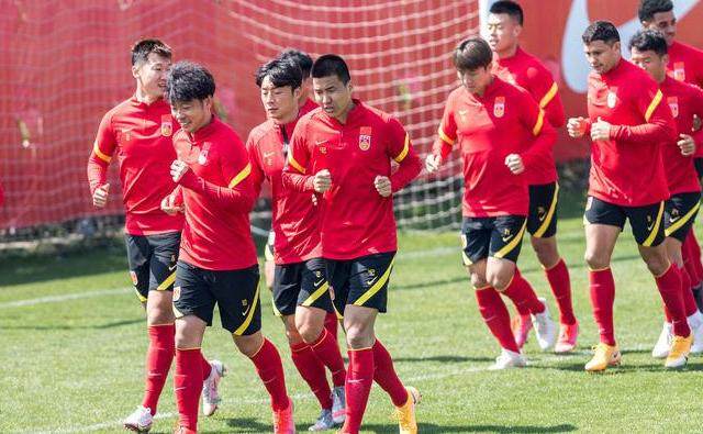 【早报】“快乐”的C罗和不快乐的莱万...