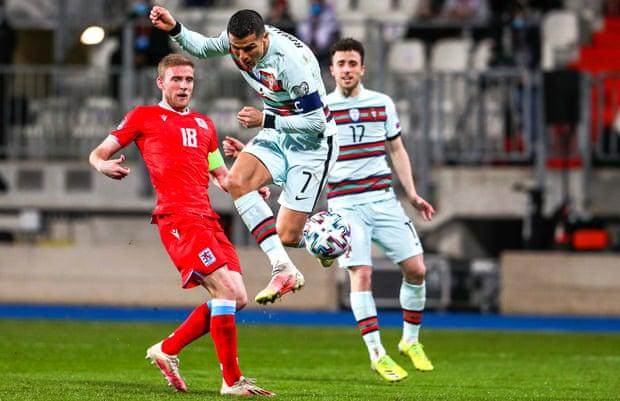 【早报】“快乐”的C罗和不快乐的莱万...