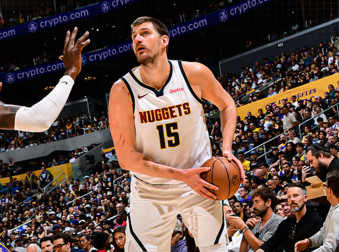 里夫斯绝平+东契奇绝杀！湖人击败掘金升西部第3，东契奇30+11+13