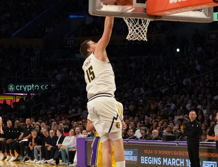 里夫斯绝平+东契奇绝杀！湖人击败掘金升西部第3，东契奇30+11+13