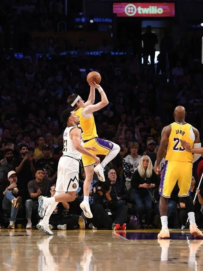 开云官网-詹皇吹爆里夫斯:那是大师级的打铁 因为大家都想罚进没人会练罚丢